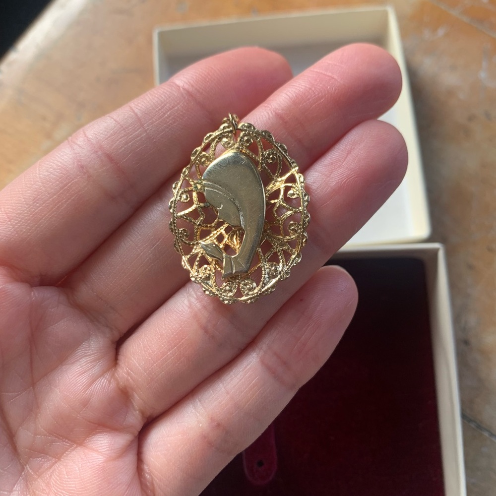 Vintage Virgin Mary Necklace - Picture 5 of 7